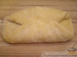 Песочное печенье через мясорубку: Продолжать аккуратно месить тесто, складывая его несколько раз конвертом, слегка приминая руками, но не мять, как тесто для лапши.