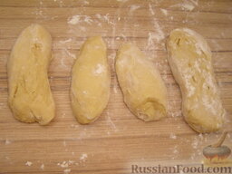 Песочное печенье через мясорубку: Разделить тесто на несколько кусков, раскатать каждый в виде толстого жгута (колбаски) и положить в холодильник на 20—30 мин.