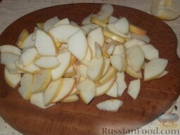 Яблочный бисквитный пирог "Гость на пороге": Яблоки (можно с кожицей) нарезать дольками, удалить сердцевину.