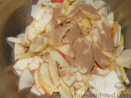 Яблочный бисквитный пирог "Гость на пороге": При желании пересыпать корицей; сбрызнуть лимонным соком, чтобы не потемнели.