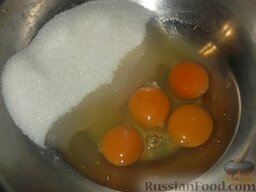 Яблочный бисквитный пирог "Гость на пороге": Охлажденные яйца влить в глубокую миску (кастрюльку) и быстро взбить с сахаром в пену до увеличения массы не менее чем вдвое. Миксером взбивать нужно 10 минут.