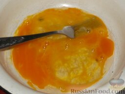 Казахский пирог чак-чак: Как приготовить пирог чак- чак по-казахски:    В миске размешать яйца с сахаром.