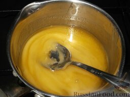 Казахский пирог чак-чак: Приготовить сироп. В отдельной эмалированной или алюминиевой посуде растопить мед.