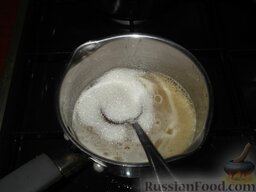 Казахский пирог чак-чак: Добавить сахар и довести до закипания, снять пену и продолжать варить, не давая кипеть, до готовности (примерно 10 минут).