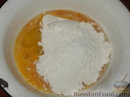 Казахский пирог чак-чак: Всыпать муку и замесить мягкое тесто (оно не должно быть очень крутым).