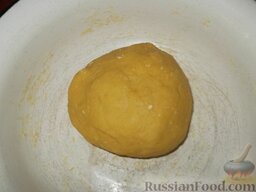 Казахский пирог чак-чак: Тесто хорошо промять, чтобы не прилипало к рукам и столу, положить под миску или завернуть в слегка влажную салфетку и дать полежать 15 мин.