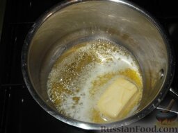 Казахский пирог чак-чак: В кастрюле прокалить растительное и растопить сливочное масло.