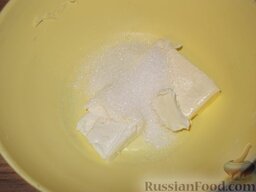 Муравейник: Маргарин (масло) взбить с сахаром до получения пышной сметаноподобной массы.