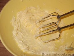 Муравейник: Для крема сливочное масло взбить до получения пышной массы.