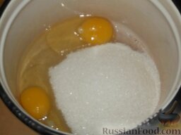 Песочный торт с масляным кремом: Масляный крем для песочного торта:     Растереть яйца с сахаром.