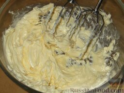 Песочный торт с масляным кремом: Размягчить масло, взбить его.