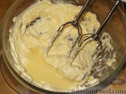 Песочный торт с масляным кремом: Молочно-яичную смесь по одной ложке втирать в масло, непрерывно взбивая крем миксером.
