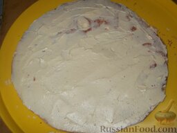 Песочный торт с масляным кремом: Готовые коржи подровнять острым ножом (обрезки и крошки не выбрасывать), прослоить кремом.