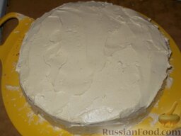 Песочный торт с масляным кремом: Верх и бока торта также смазать кремом.