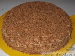 Песочный торт с масляным кремом: Готовый торт посыпать смесью измельченных обрезков песочных коржей (крошки).