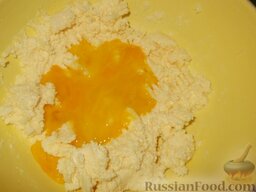 Песочный торт с масляным кремом: Добавить взбитые вилкой яйца и еще хорошенько перемешать до полного растворения сахара и получения однородной массы.
