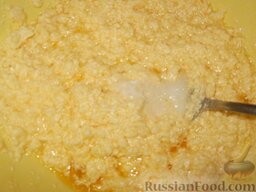 Песочный торт с масляным кремом: Соду погасить уксусом. В массу ввести соду, погашенную лимонной или уксусной кислотой, по желанию - ванилин.