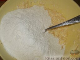 Песочный торт с масляным кремом: В подготовленную массу всыпать муку.