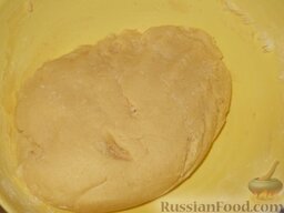 Песочный торт с масляным кремом: Быстро замесить тесто руками, при этом песочное тесто нельзя мять, как лапшу, иначе оно потеряет пластичность, а изделия из него будут жесткими.