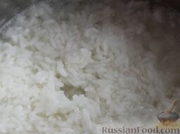 «Ежики» мясные: Рис положить в поддон для круп и залить водой. Поставить поддон в пароварку и держать рис 6-8 минут (до полу готовности).