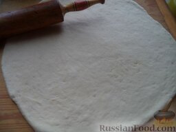 Простой и быстрый пирог: Тесто разделить на две части (равные), раскатать, подсыпая муку, толщиной около 1 см.