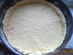 Простой и быстрый пирог: Противень смазать растительным маслом (0,5 ст. ложки). Положить 1 часть теста.