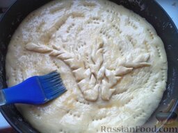 Простой и быстрый пирог: Верх смазать растительным маслом (0,5 ст. ложки).     Или можно смазать желтком.