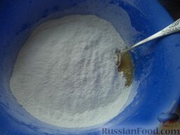 Простой и быстрый пирог: В миске соединить теплый растопленный маргарин, разведенные дрожжи, добавить соль, сахар, соду, муку.