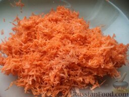 Простой и быстрый пирог: 2-3 средние моркови очистить, вымыть, натереть на средней или крупной терке.