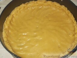 Вишневый пирог с безе: Противень смазать маслом и выложить тесто слоем 0,75-1 см. Выпекать при 180° 20 минут, чтобы пирог подрумянился.
