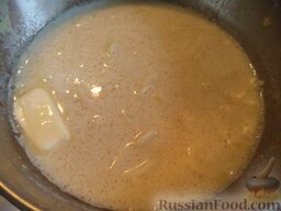 Суп-пюре из чечевицы с макаронами и сыром: Добавить в кастрюлю отваренные макароны и масло. Посолить. Прогреть суп, не доводя до кипения (около 2-3 минут).