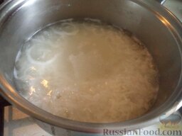 Кутя: Рис выложить в кастрюлю, залить холодной водой, довести до кипения.