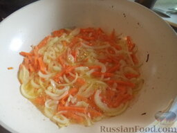Сладкий плов: Разогреть сковороду, добавить достаточное количество растительного масла. В хорошо разогретое масло выложить лук и морковь. Обжарить лук и морковь, помешивая, на среднем огне (2-3 минуты).