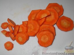 Рыба фаршированная: Морковь очистить и нарезать кружочками.