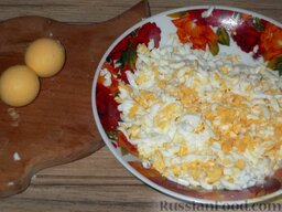 Салат "Подсолнух": Яйца отварить, отделить желтки у двух яиц. 2 белка и 2 целых яйца натереть на крупной терке.