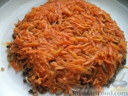 Салат "Подсолнух": далее - слой тертой обжаренной морковки.