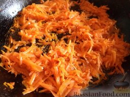 Салат "Подсолнух": Выложить грибы с луком. Долить масло, если есть необходимость. В масло выложить морковь, отдельно обжарить натертую морковь на среднем огне, помешивая, 2-3 минуты.