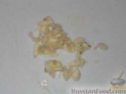 Рулетики из куриной грудки с грибами: Любителям острых блюд можно положить мелко нарезанный чеснок или посыпать чесночной смесью. Для этого чеснок очистить и мелко нарезать.