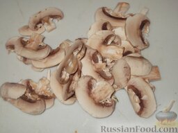Рулетики из куриной грудки с грибами: Грибы вымыть и обсушить, нарезать тонкими пластинами.
