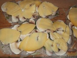 Рулетики из куриной грудки с грибами: На грибы выложить пластины сыра.