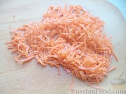 Салат с корейской морковью и крабовыми палочками: Морковку порубить помельче.