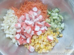 Салат с корейской морковью и крабовыми палочками: Все ингредиенты соединить в миске.