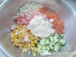 Салат с корейской морковью и крабовыми палочками: Посолить по вкусу, добавить майонез.