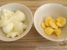 Салат "Мимоза" из лосося с сыром: Яйца сварить, отделить белок от желтка.