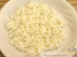Салат "Мимоза" из лосося с сыром: Выкладываем «Мимозу» с сыром на блюдо слоями в таком порядке:    1 слой: 2 из 5 белков потереть на мелкой терке прямо над блюдом, равномерно.