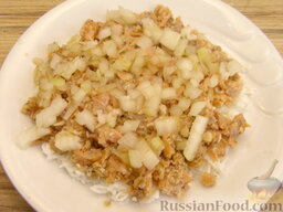 Салат "Мимоза" из лосося с сыром: 2слой: выложить лосось, посыпать луком.