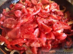 Закуска «Лечо»: Добавить нарезанные помидоры, посолить, перемешать и протушить еще 5 минут под крышкой.