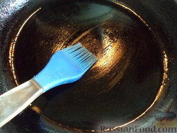 Блины из дрожжевого теста: Разогреть сковороду, смазать растительным маслом.