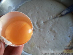 Блины из дрожжевого теста: Отделить желтки от белков. Когда тесто подойдет, добавить в него соль, сахар, желток свежего яйца, растительное масло.