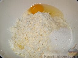 Ленивые вареники: Соль, яйцо, растопленное сливочное масло (половину порции). Хорошо перемешать.